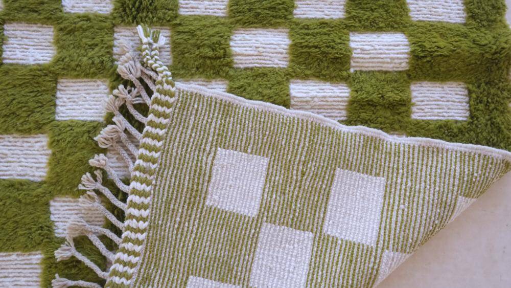 Green checkered rug - 288 x 184 cm