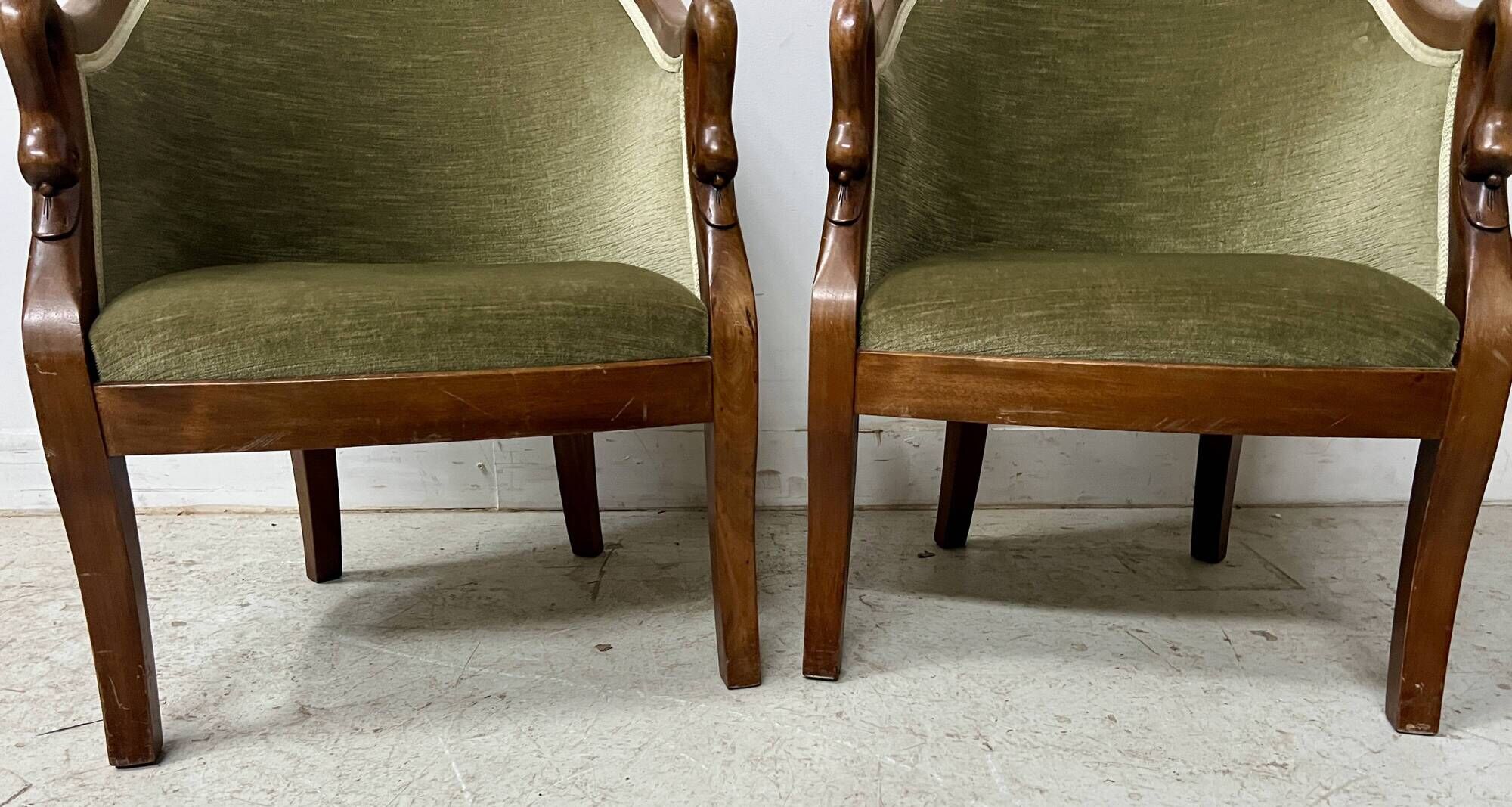 Paire de fauteuils de style gondole a col de cygnes XX siècle