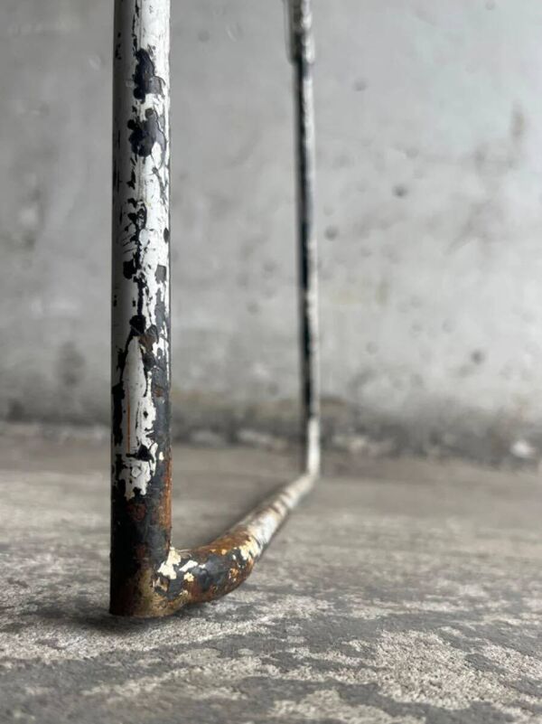 Chaise Omstak en acier laqué blanc, conçue par Rodney Kinsman pour Bieffeplast (1971). Piètement traîneau industriel.