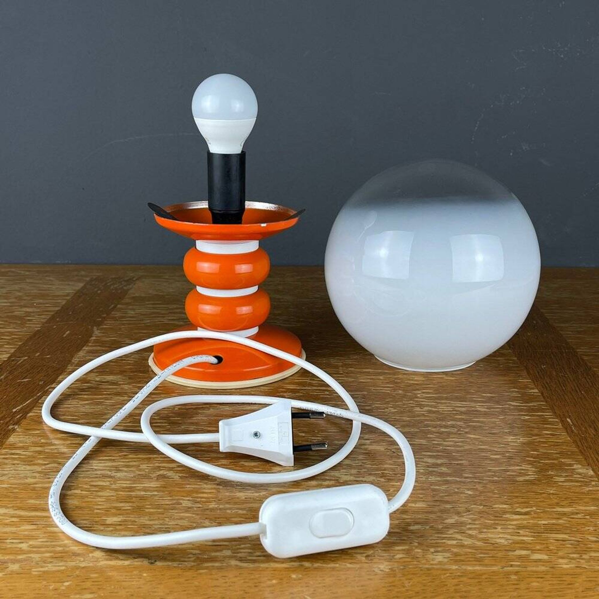 Lampe de table en verre opalin blanc, Italie, années 1970