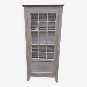 Armoire parisienne grillagée