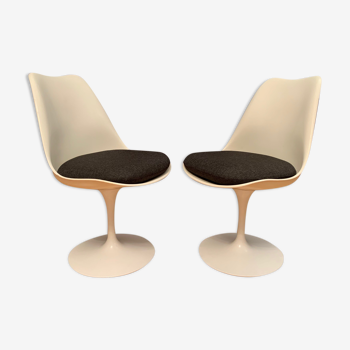 A pair of Tulip model 151 chairs, designed by Eero Saarinen, Knoll International, 1950s