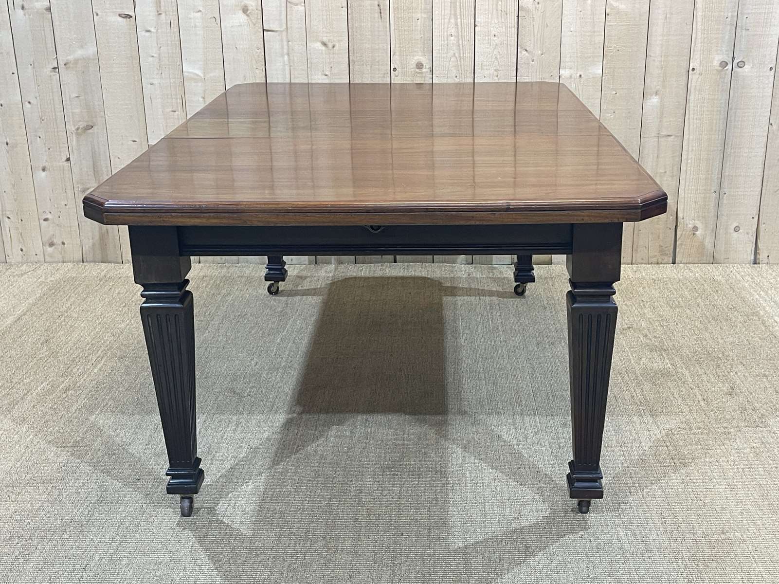 English mahogany table from the 1930s with an extension