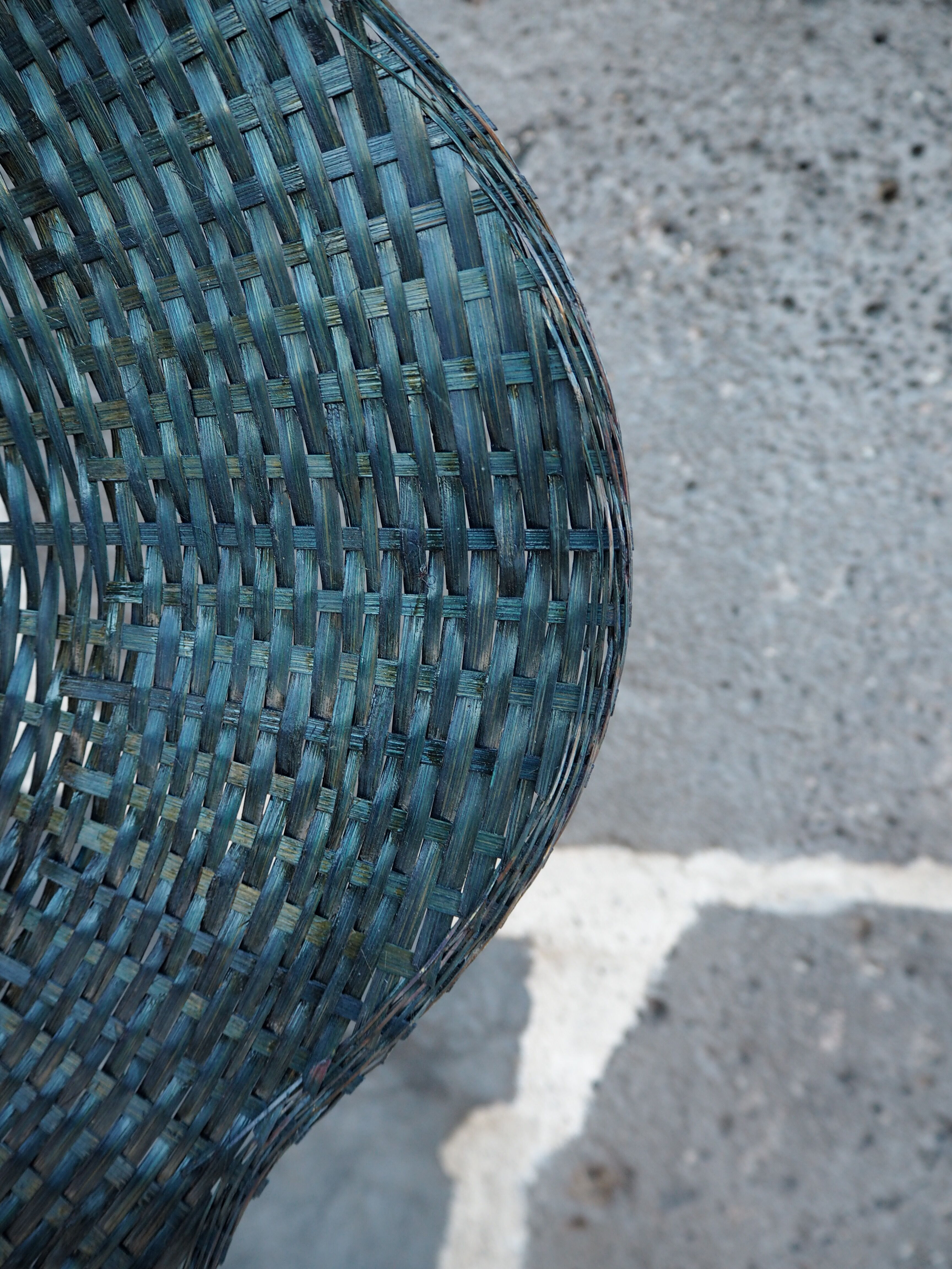 Blue wicker flower pendant lamp