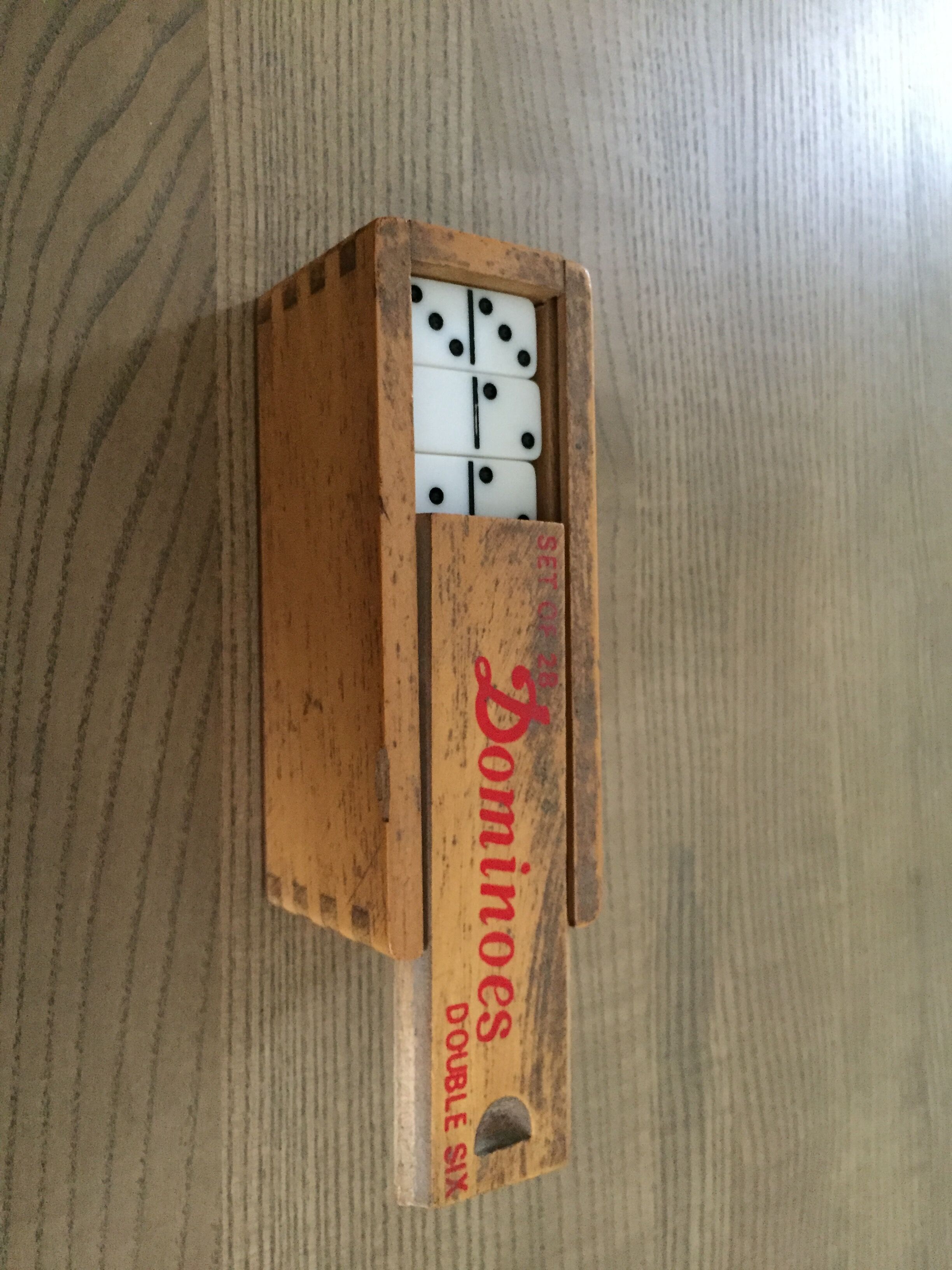 Jeu de dominos anciens dans sa boite en bois