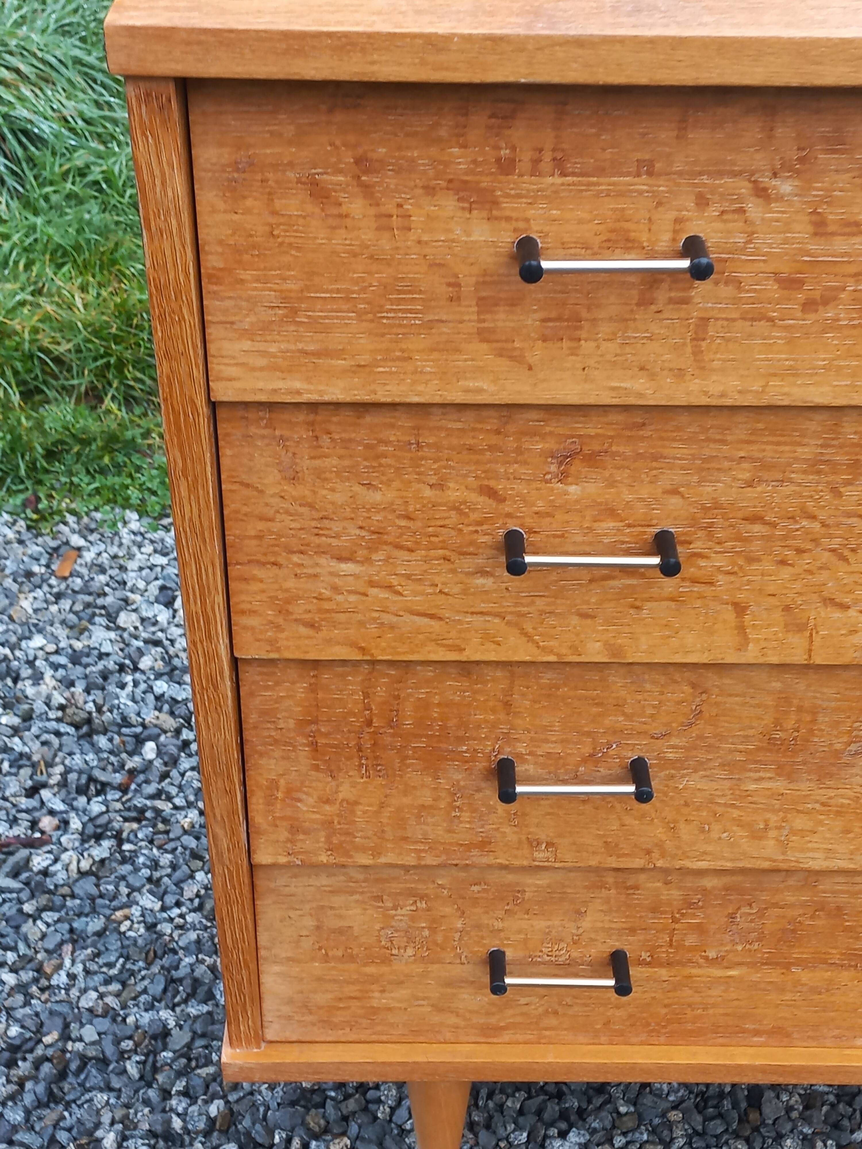 Vintage oak chest of drawers with 4 drawers from the 1960s.