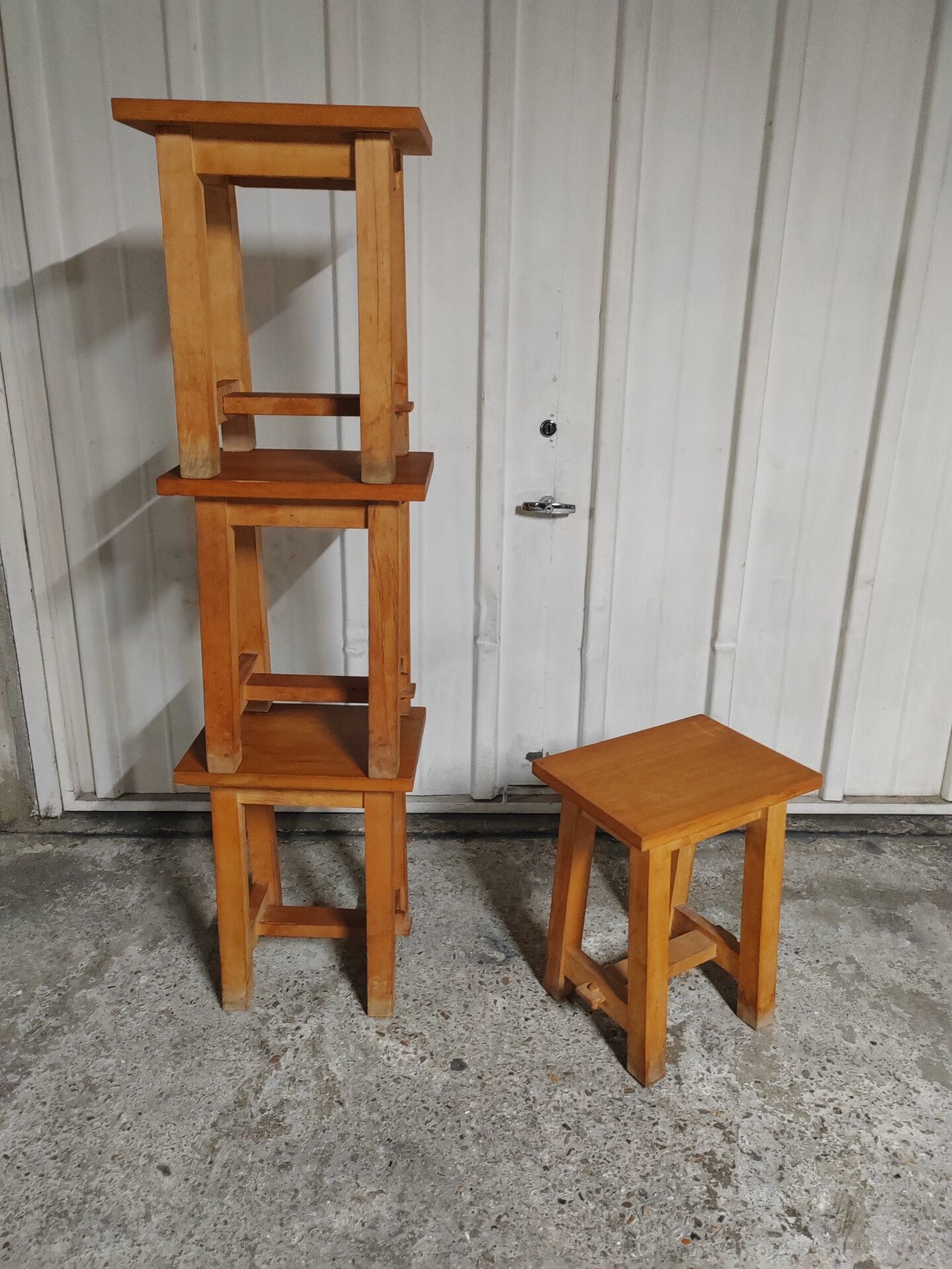 4 tabourets brutalistes