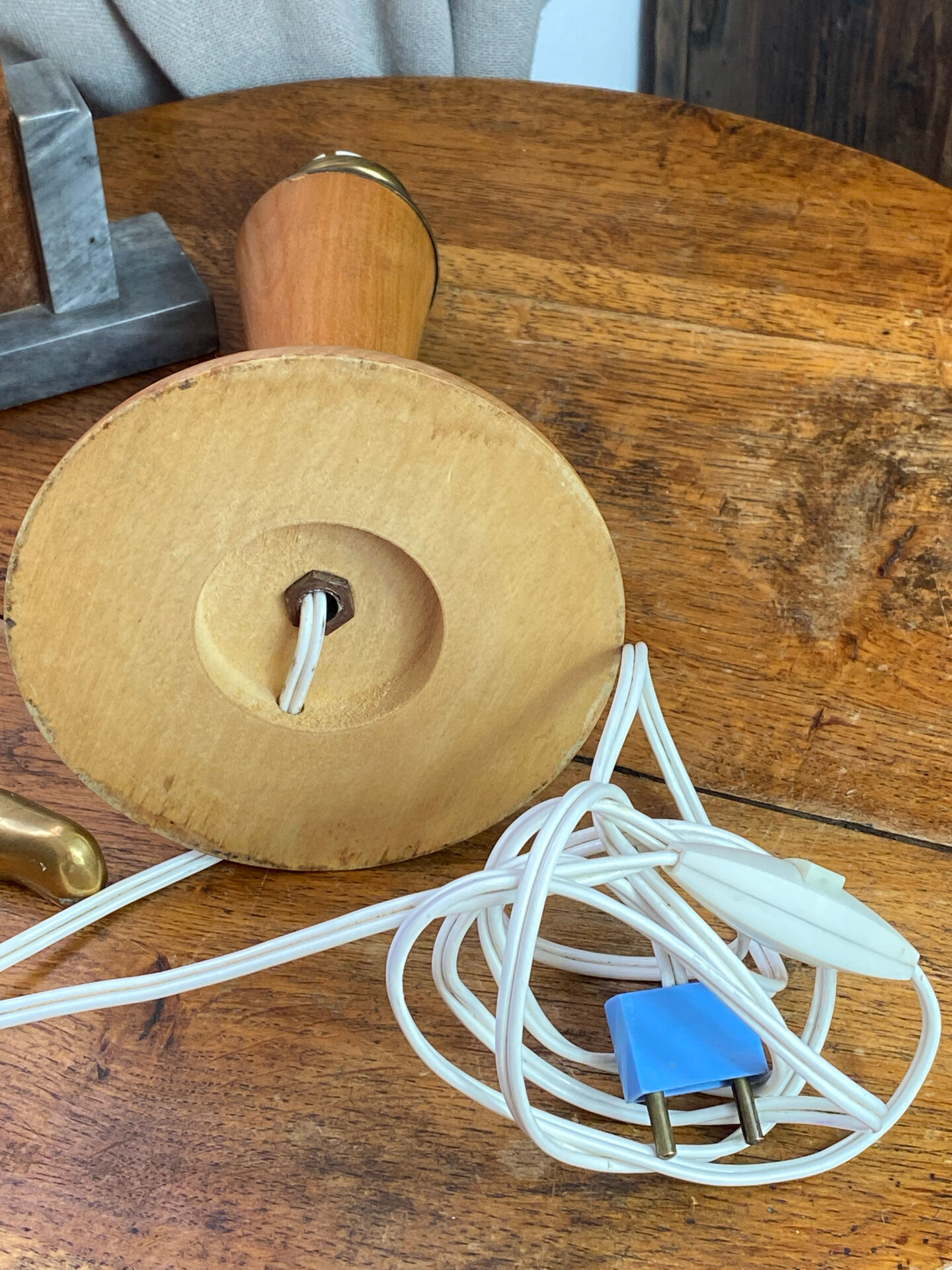 Lampe en bois et laiton, dans le style  Mazda