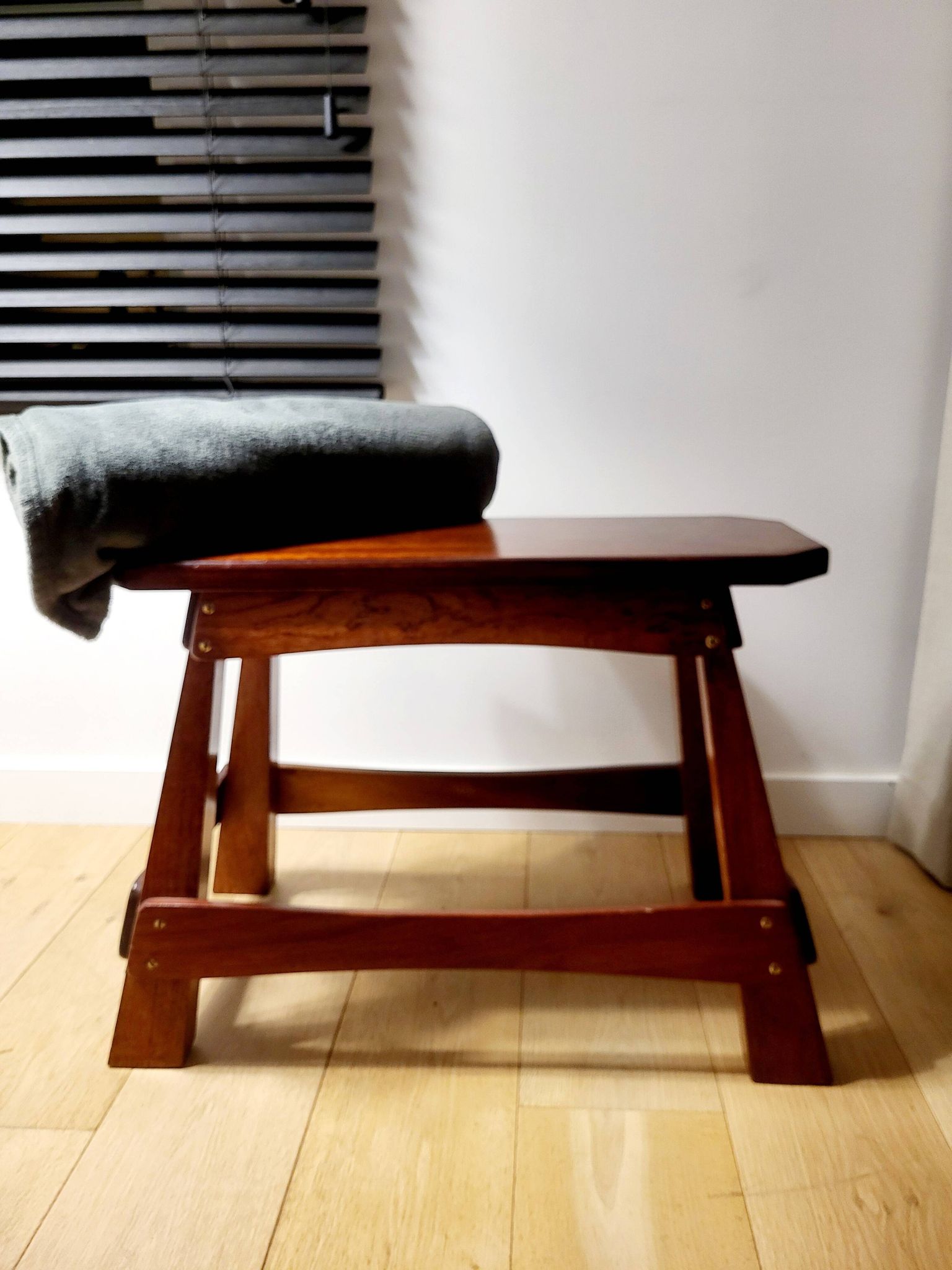 Vintage houten authentiquek zitbankje, 70 cm