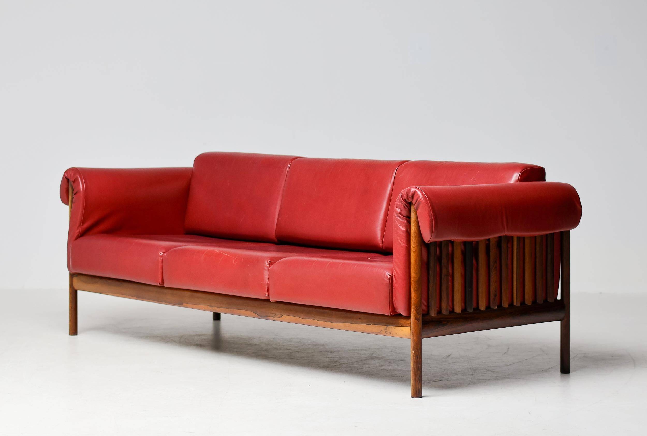 Johannes Andersen modern mid-century Danish canapé in rosewood and burgundy leather