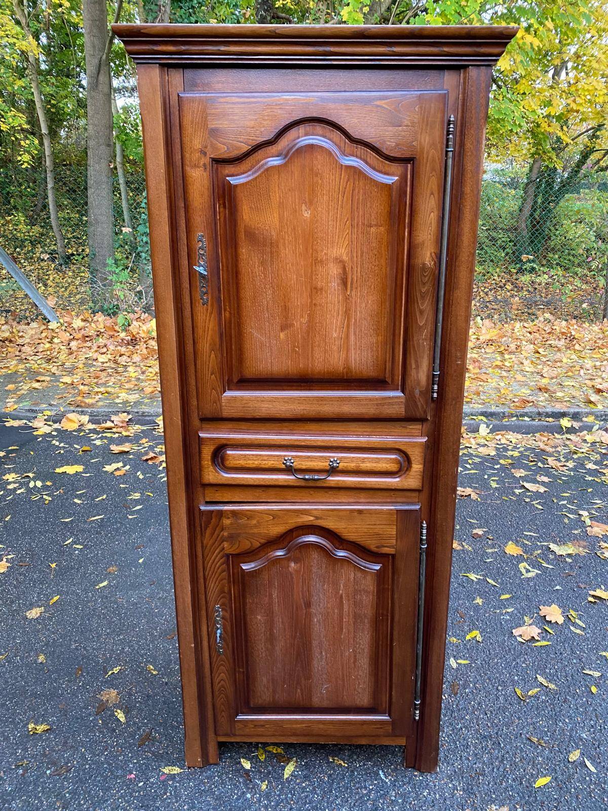 Armoire vintage en bois massif d'aulne