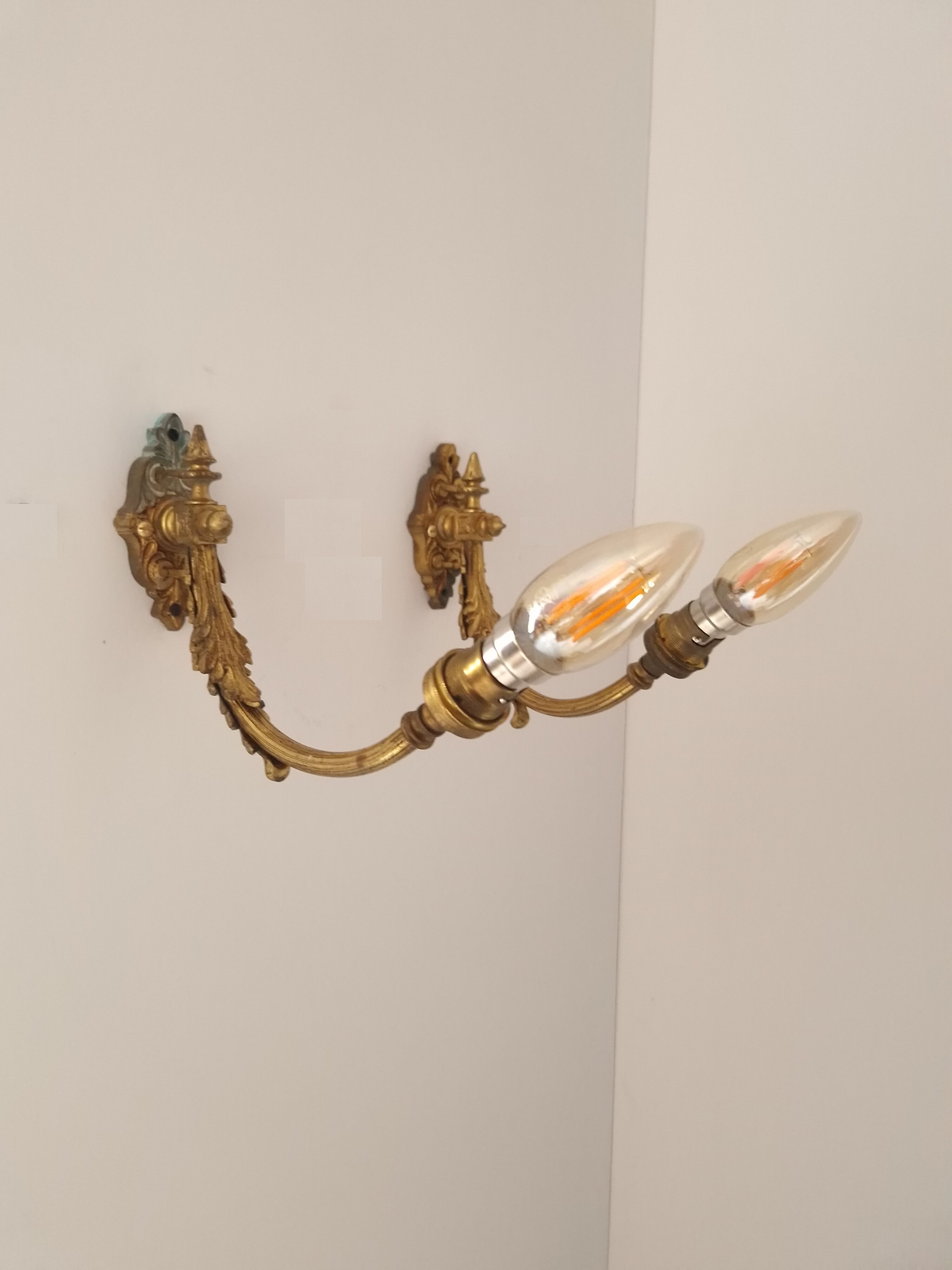 Paire d'appliques en laiton style Louis XVI