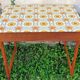 Lot de deux tables en bois avec dessus de fleurs vintage