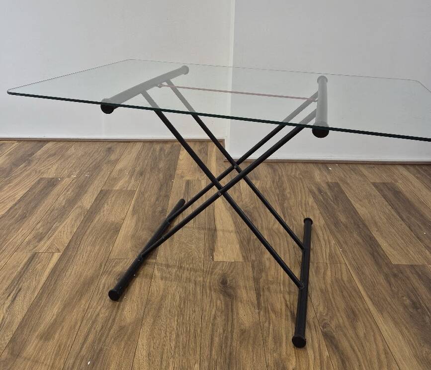 Table basse de salle à manger de bureau italienne avec plateau en verre et pieds en métal réglables en hauteur