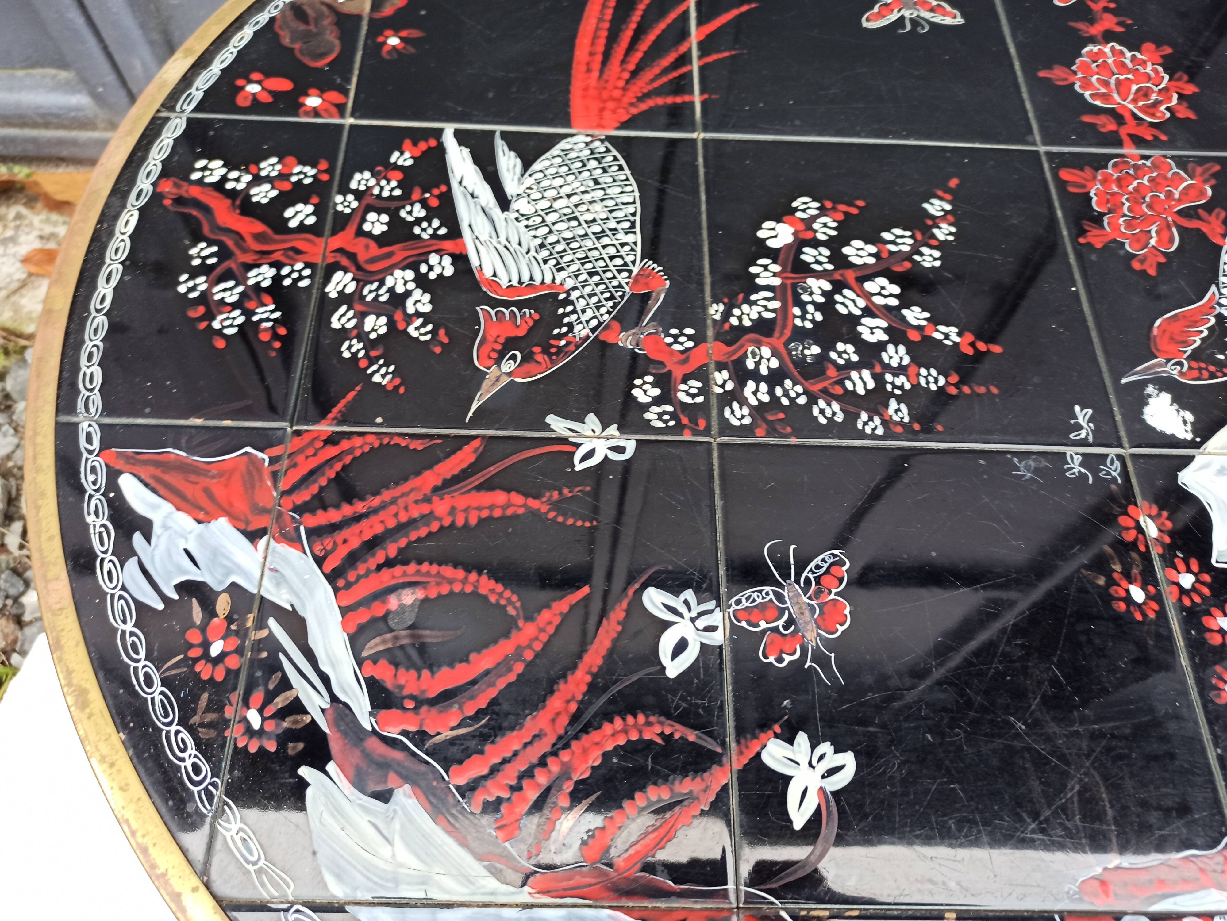 Table basse ronde décor japonisant oiseau fleurs