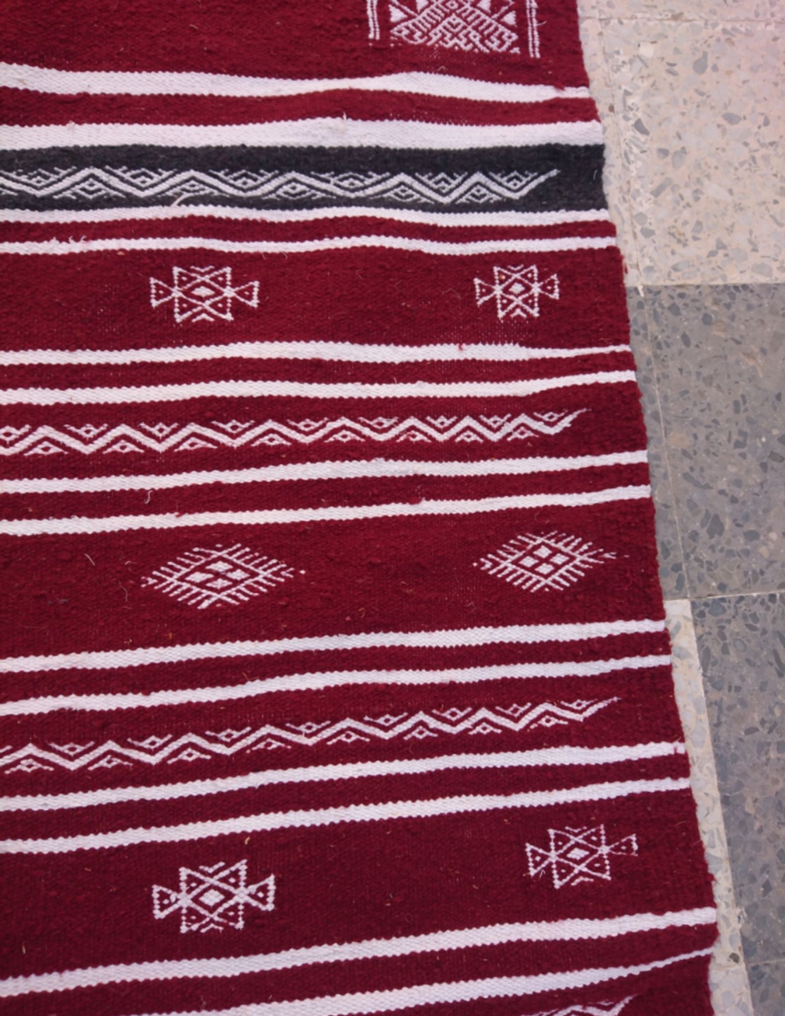 Tapis bordeaux fait à la main, 240x135cm
