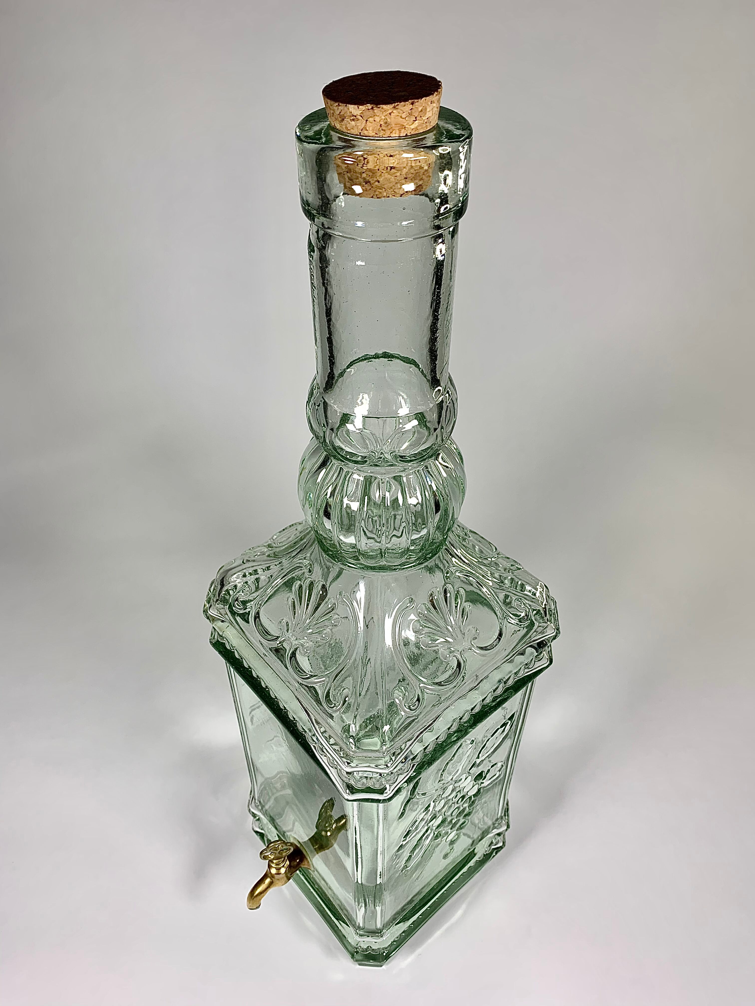 Quadrangular glass fountain and brass tap