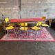 Ensemble table rouge et 6 chaises jaunes vintages en formica