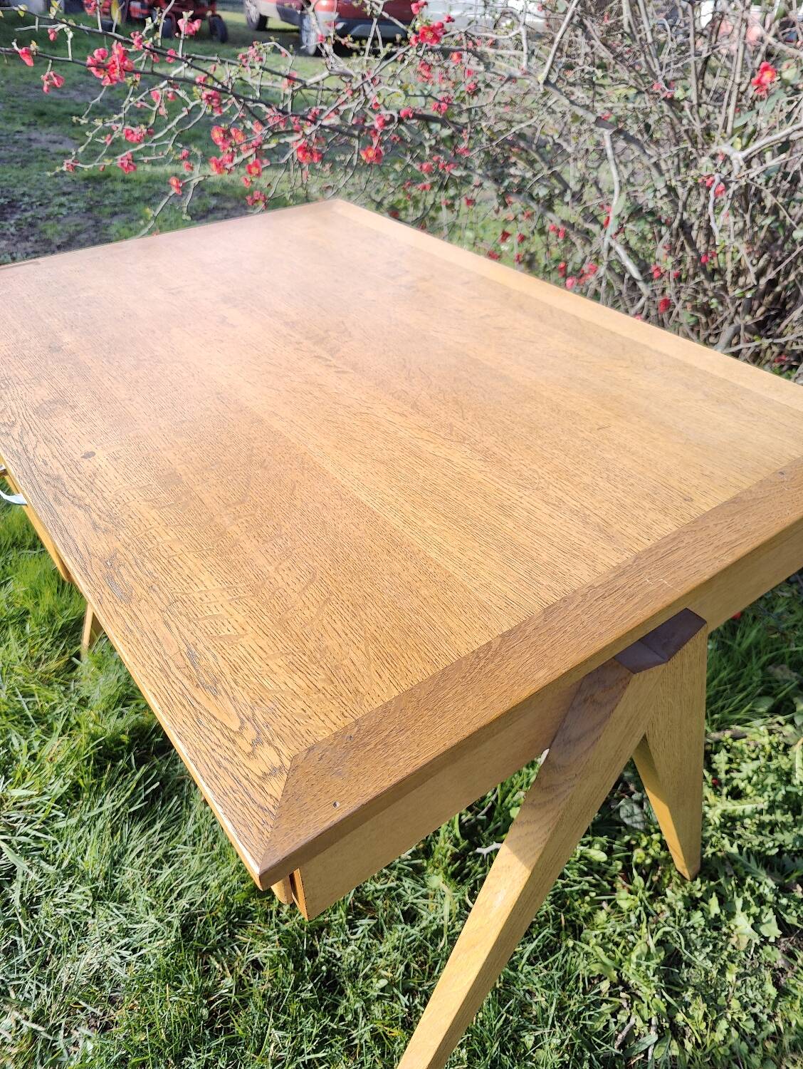 Scandinavian desk with compass feet