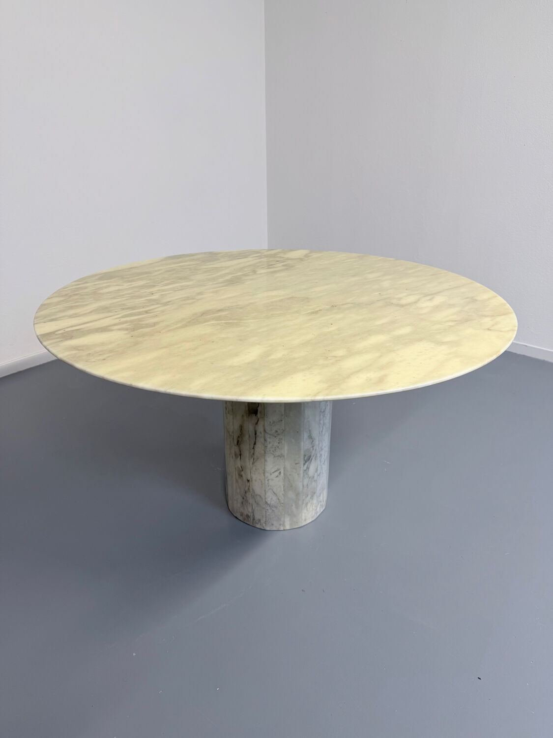 Veined marble round table with central base, Italian design from the 1970s.