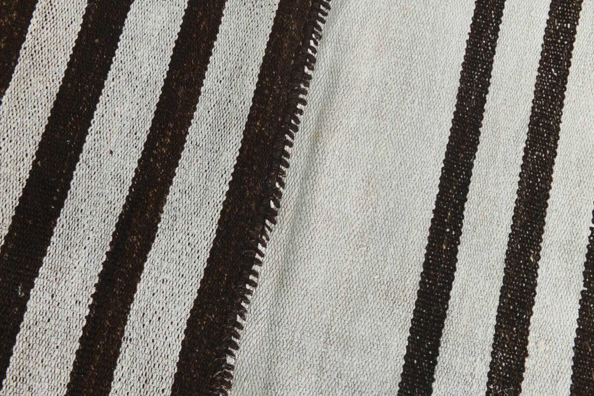 Tapis Kilim moderne rayé blanc et marron foncé