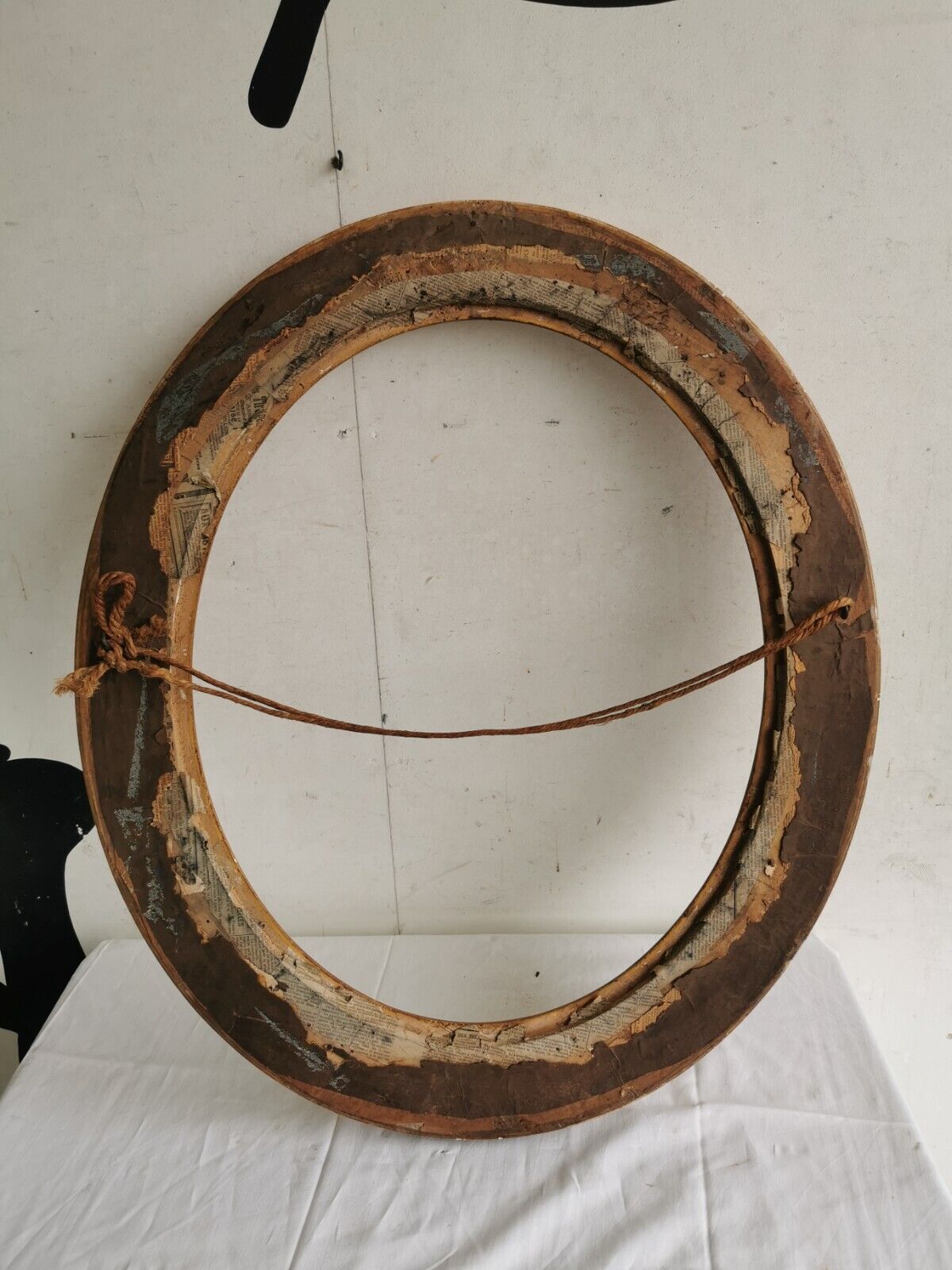 Frame oval 1st moitie of the xixth wood golden stucco