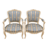 Paire de fauteuils de style Louis XV, en bois mouluré et patiné