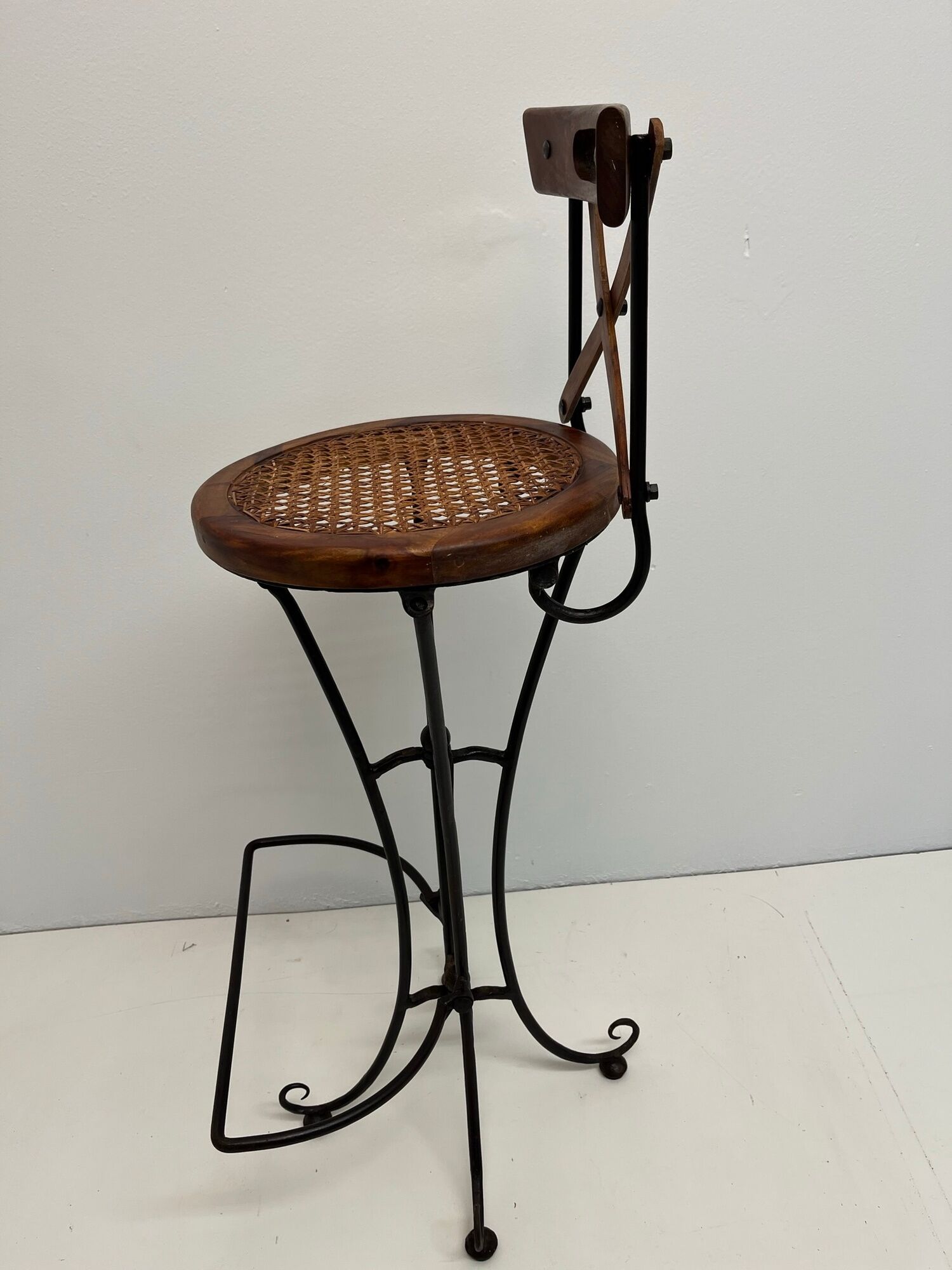 Paire de tabourets de bar vintage en bois et fer forgé avec assises cannées