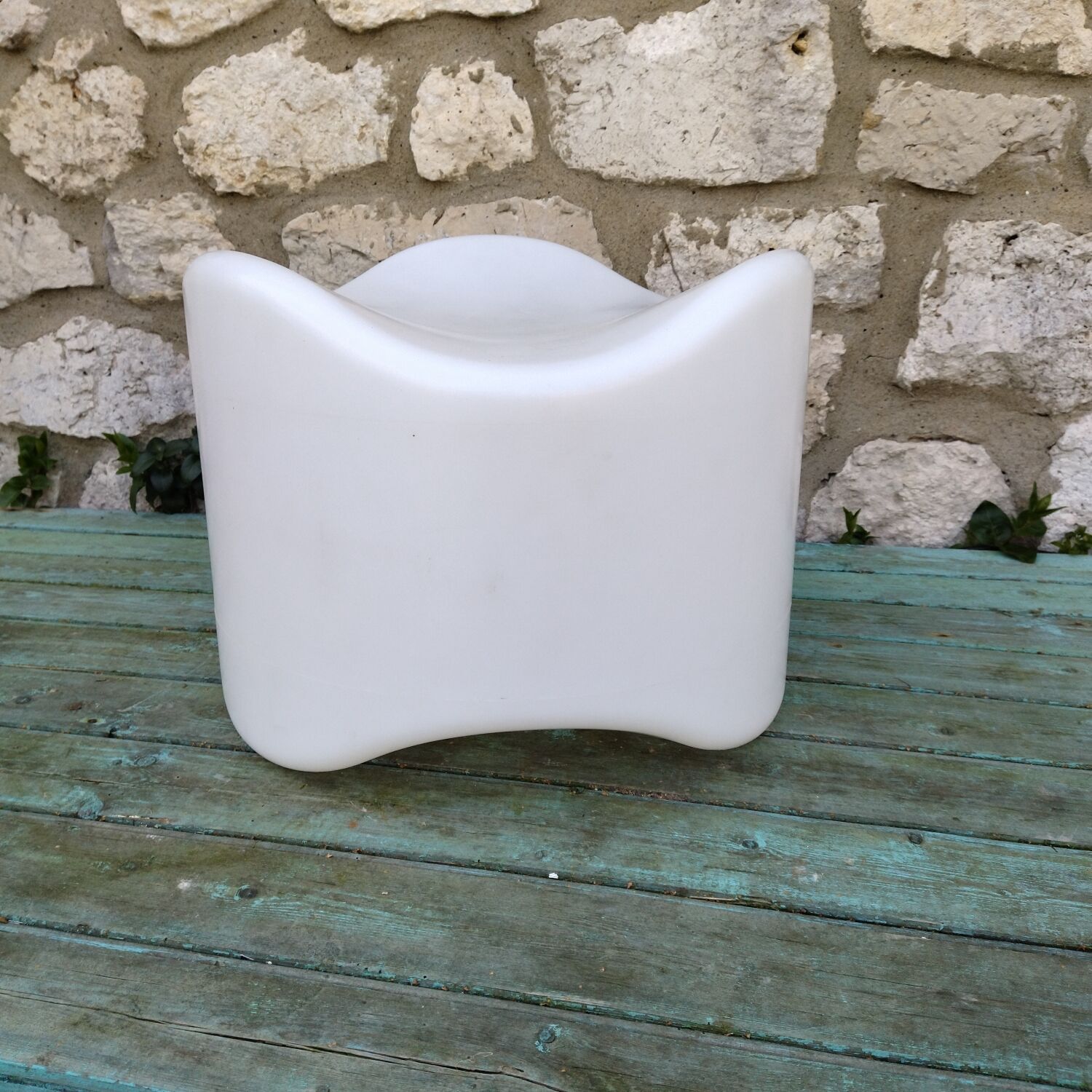 Douglas Mont plastic pouf old edition