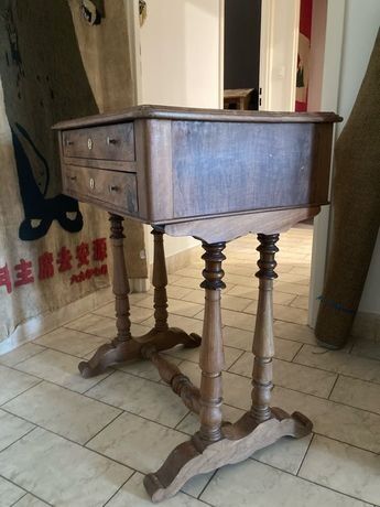 Small table with two drawers.