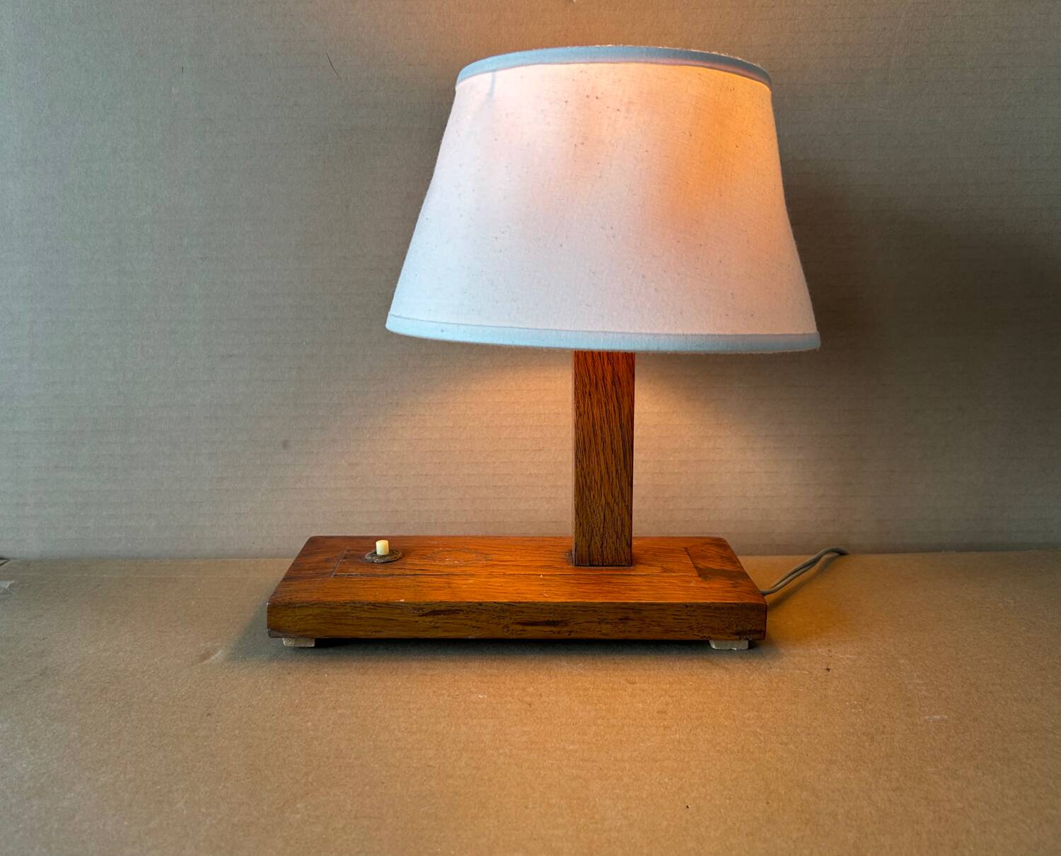 Petite lampe à poser en bois