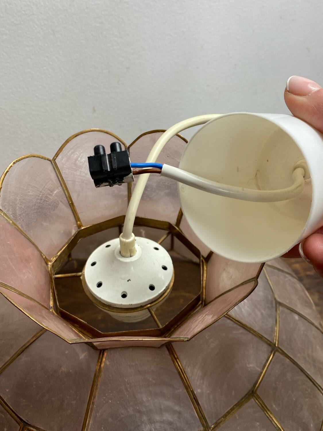 Suspension en nacre et laiton, années 70