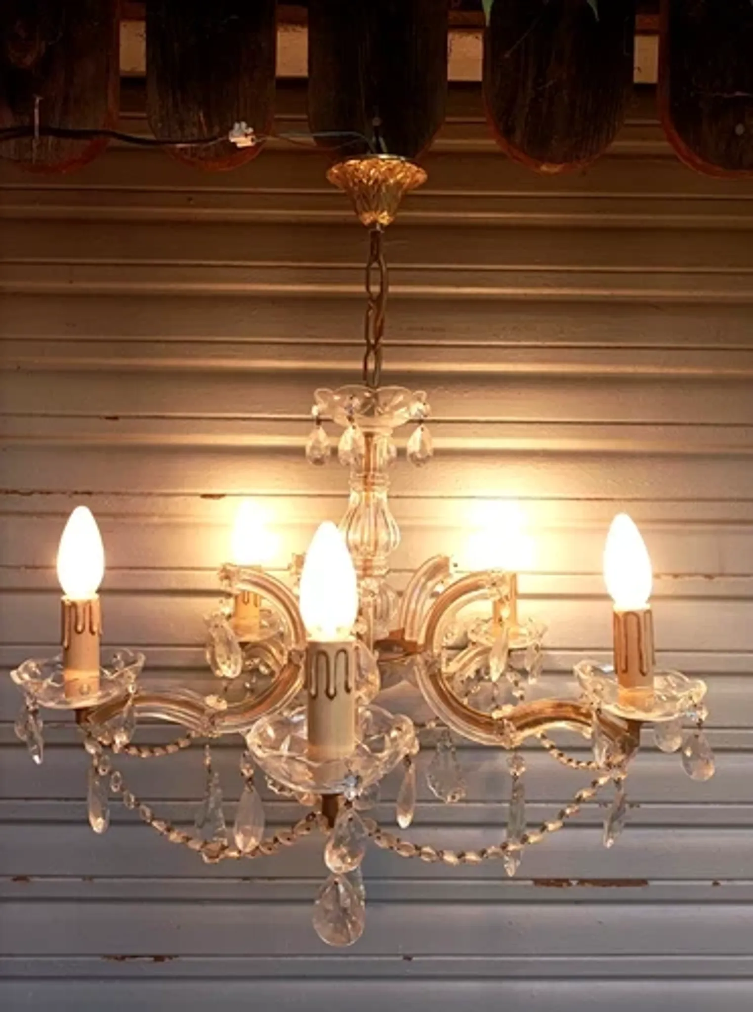 Very beautiful Venetian chandelier with 5 lights / complete and in working condition.