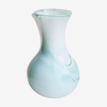 Vase en verre vert pastel