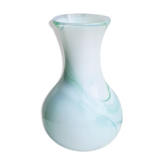 Vase en verre vert pastel