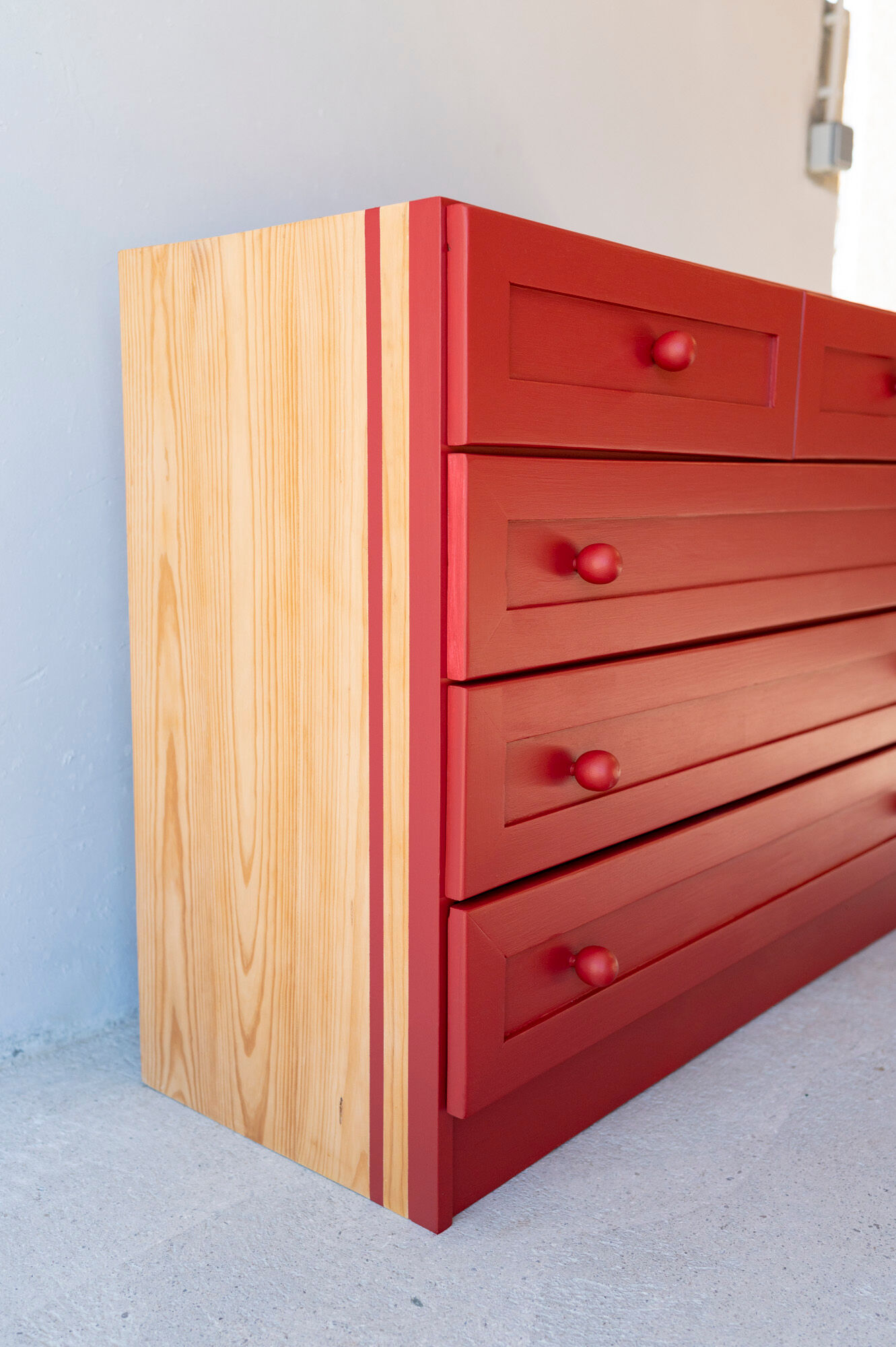 Commode pin massif rouge