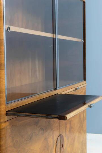 Vitrine Art Déco attribuée à Jindřich Halabala, placage de noyer, années 1930, Tchécoslovaquie