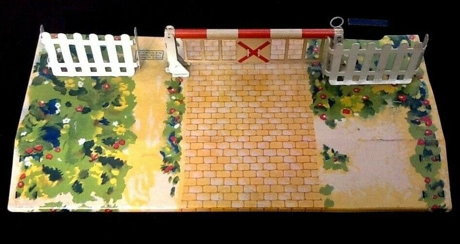 Level crossing with barrier guard house Made in France Meccano