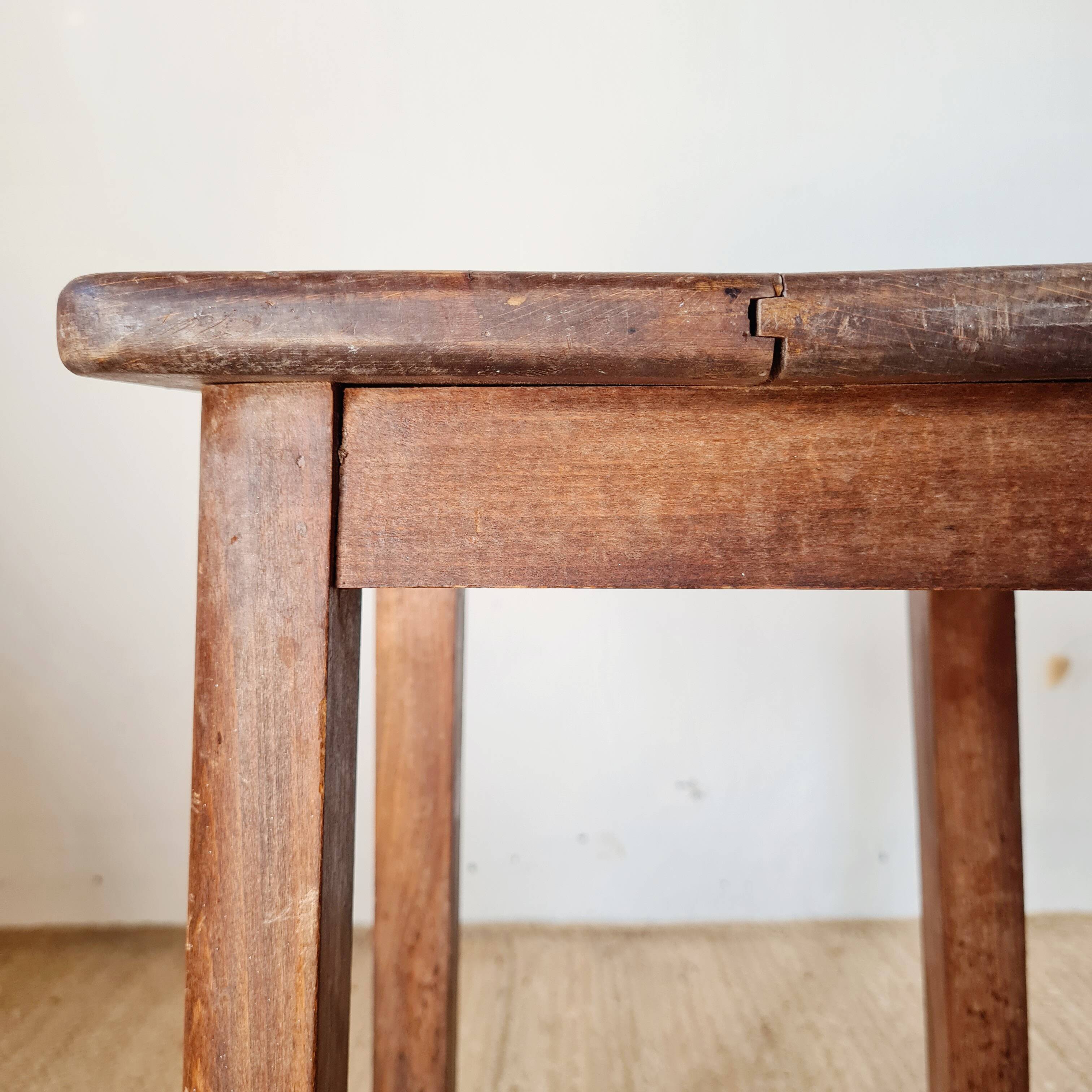 Antique farmhouse stool in solid oak – Rustic Brutalist Look