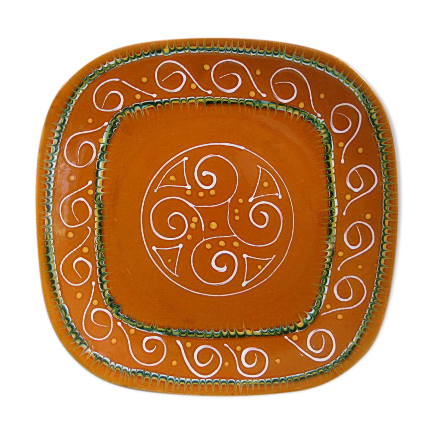 Earthenware dish with Celtic decoration