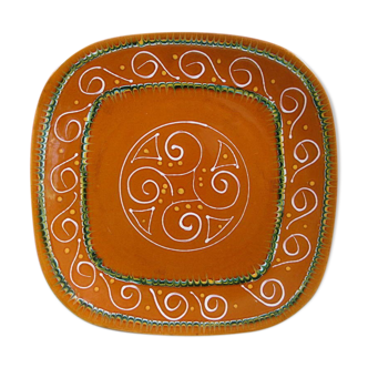 Faïence dish with Celtic décor