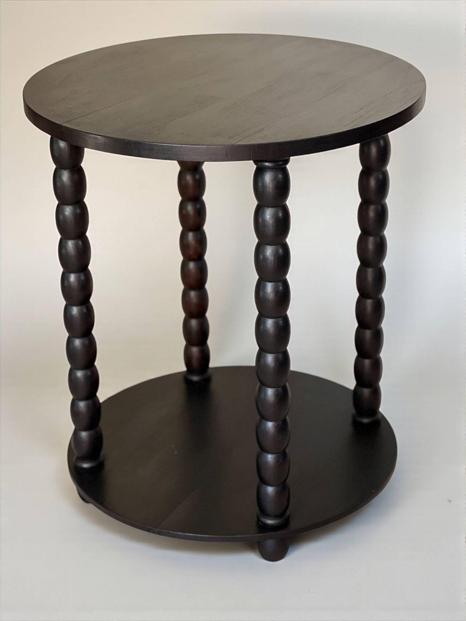 Ensemble table d'appoint et 2 tabourets, bois teinté noir Circa 1950