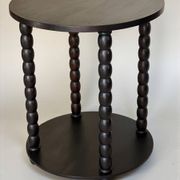 Ensemble table d'appoint et 2 tabourets, bois teinté noir Circa 1950