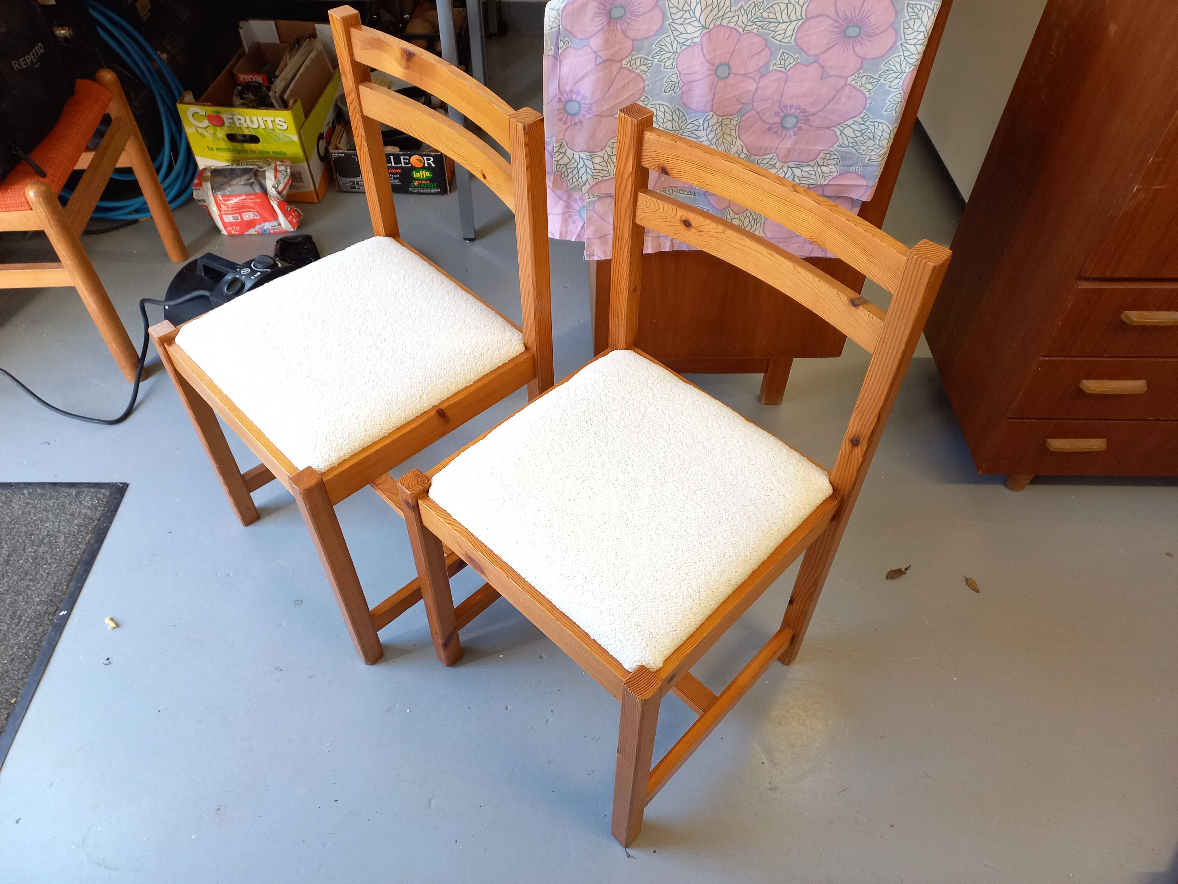 Pair of vintage chairs in pine and white terry fabric from the 70s