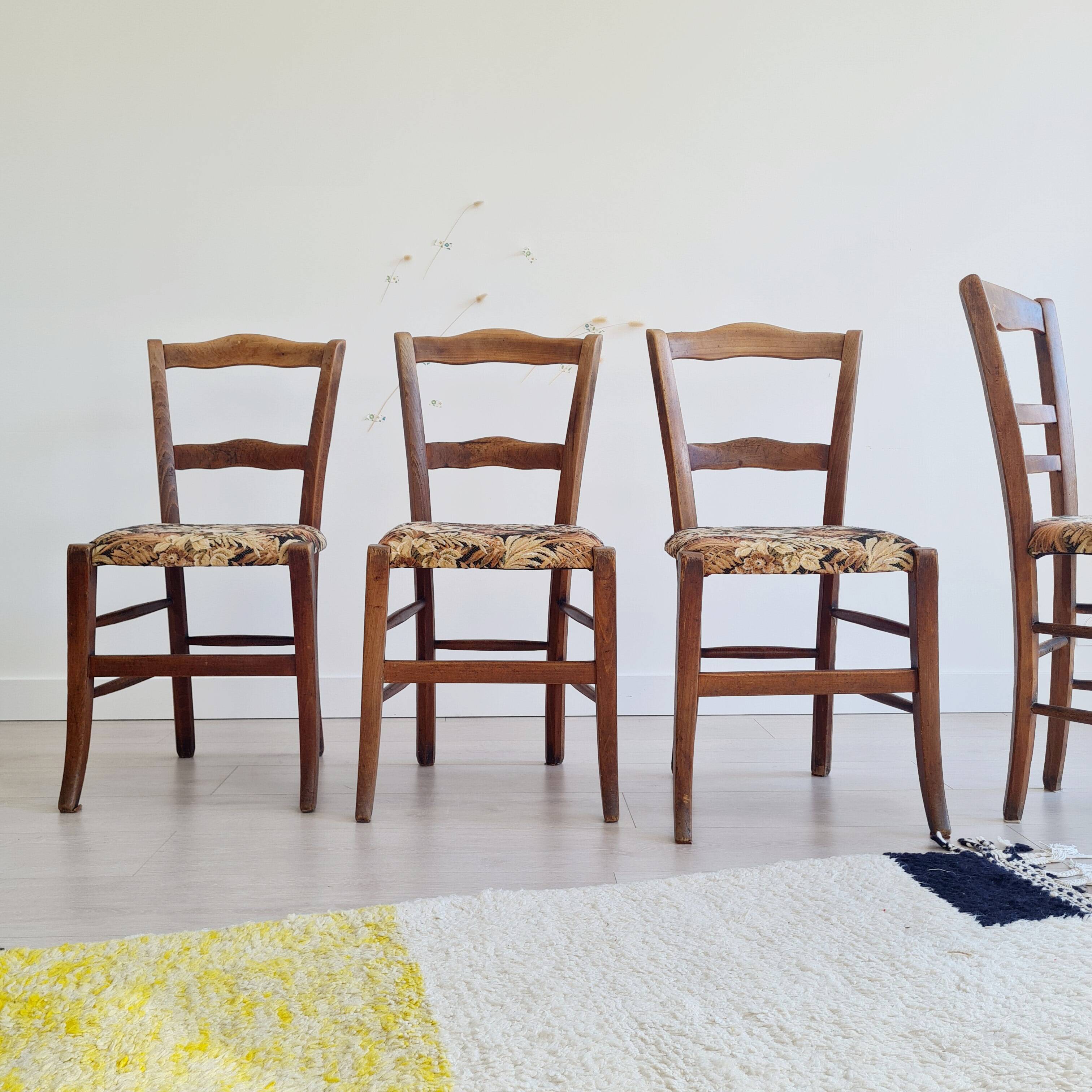 Chaises bistrot anciennes en bois - assise fleurie
