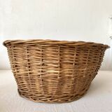 Woven wicker basket for cat or dog