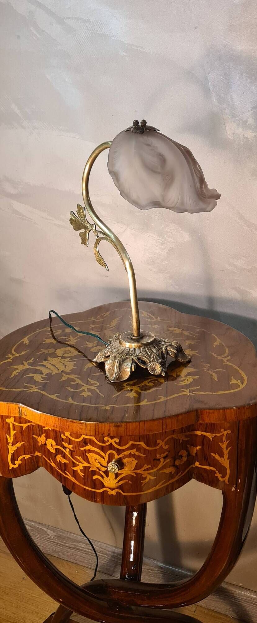 Art Nouveau bronze petal lamp with molded glass 28x34