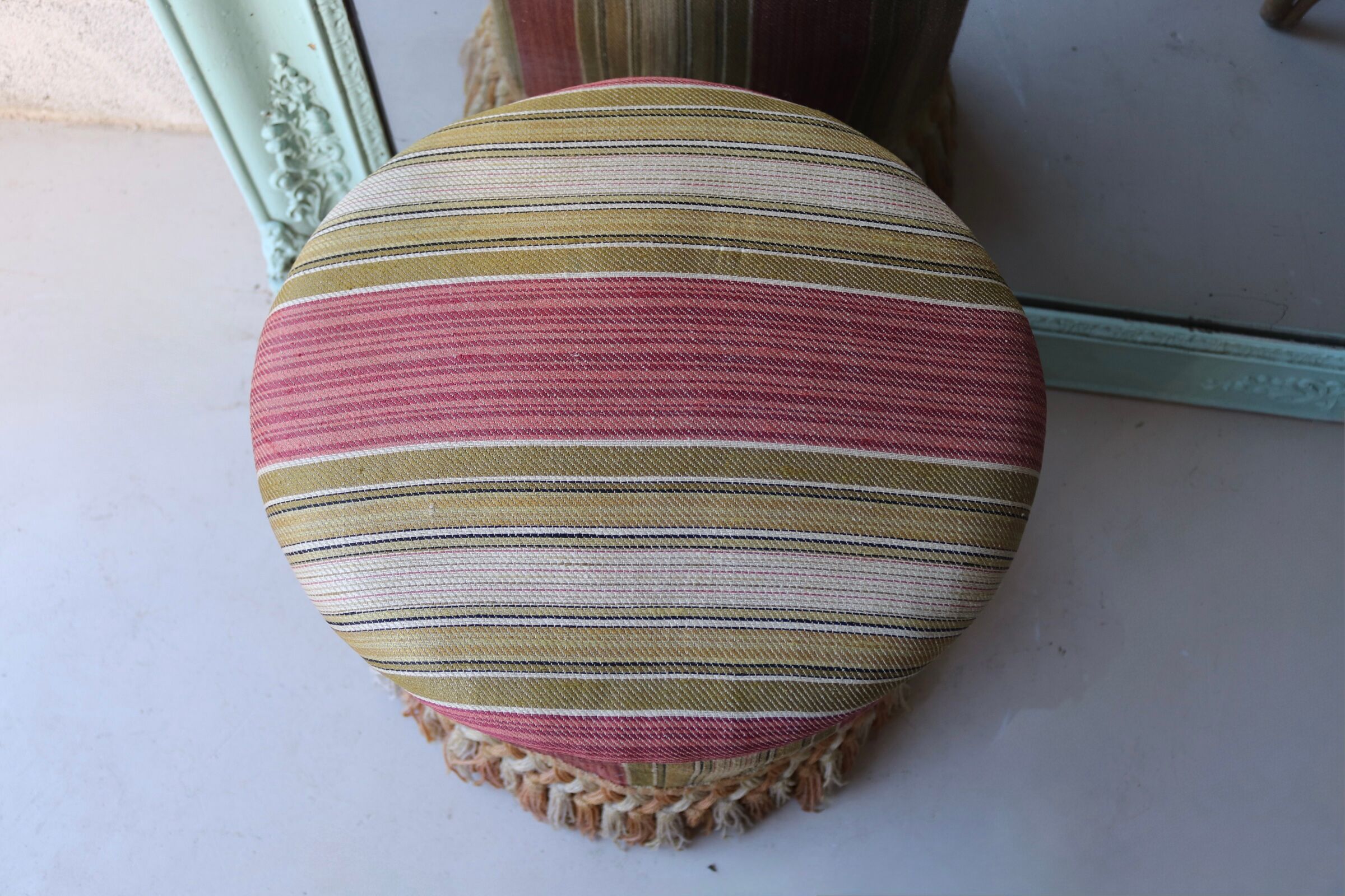 Small vintage stool / pouffe with fringes, boudoir style.