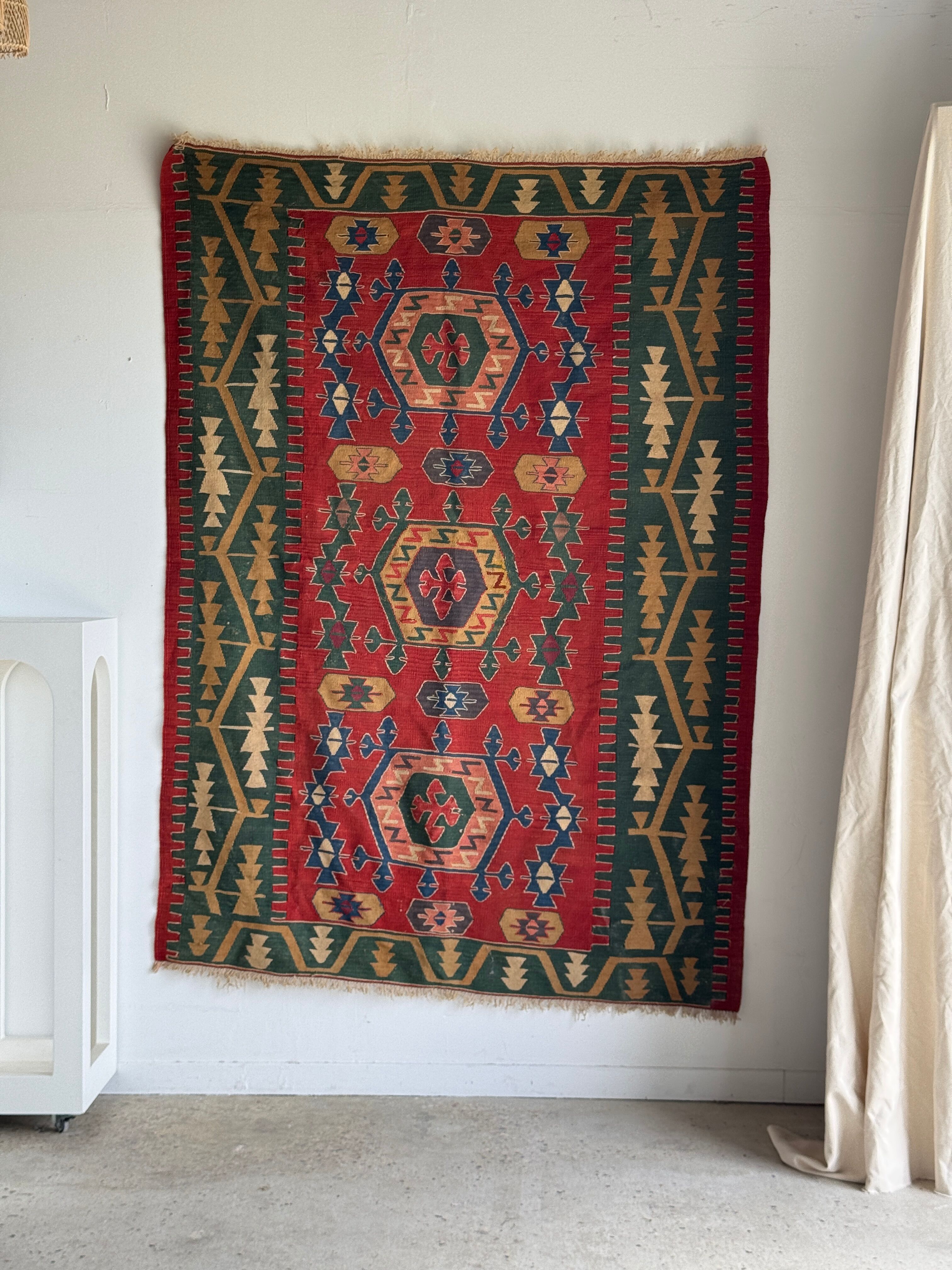 Large Turkish rug with a dominant red colour 231x170.
