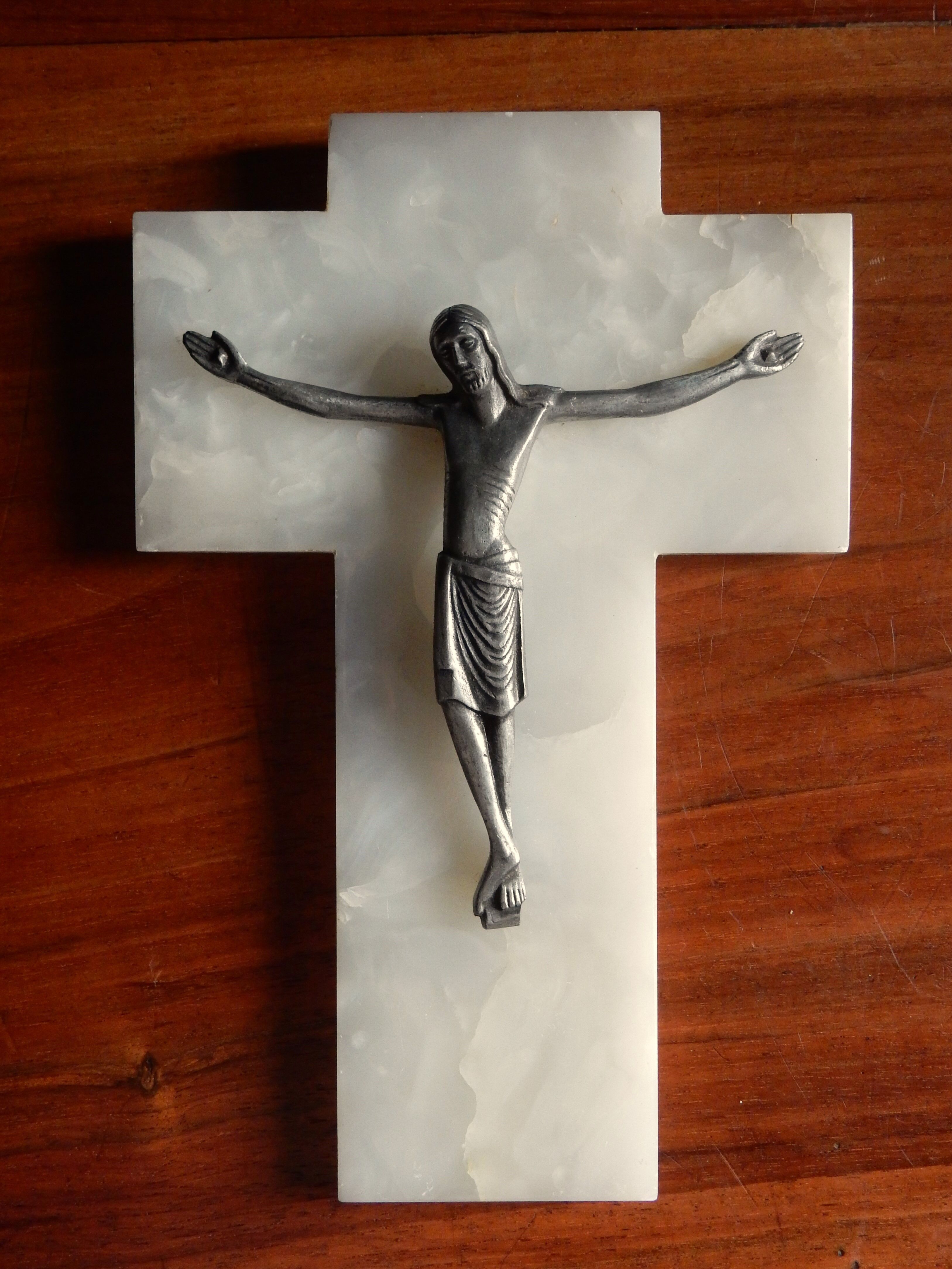 Antique wall crucifix in white onyx